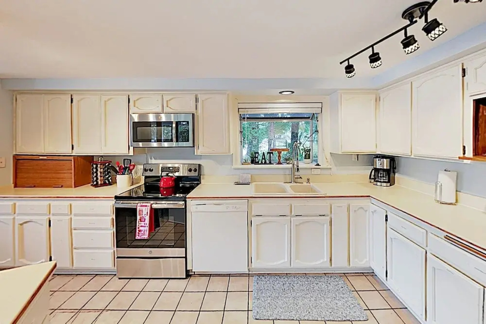 New Listing! Grandpas Lake House W/ Hot Tub 4 Bedroom Home