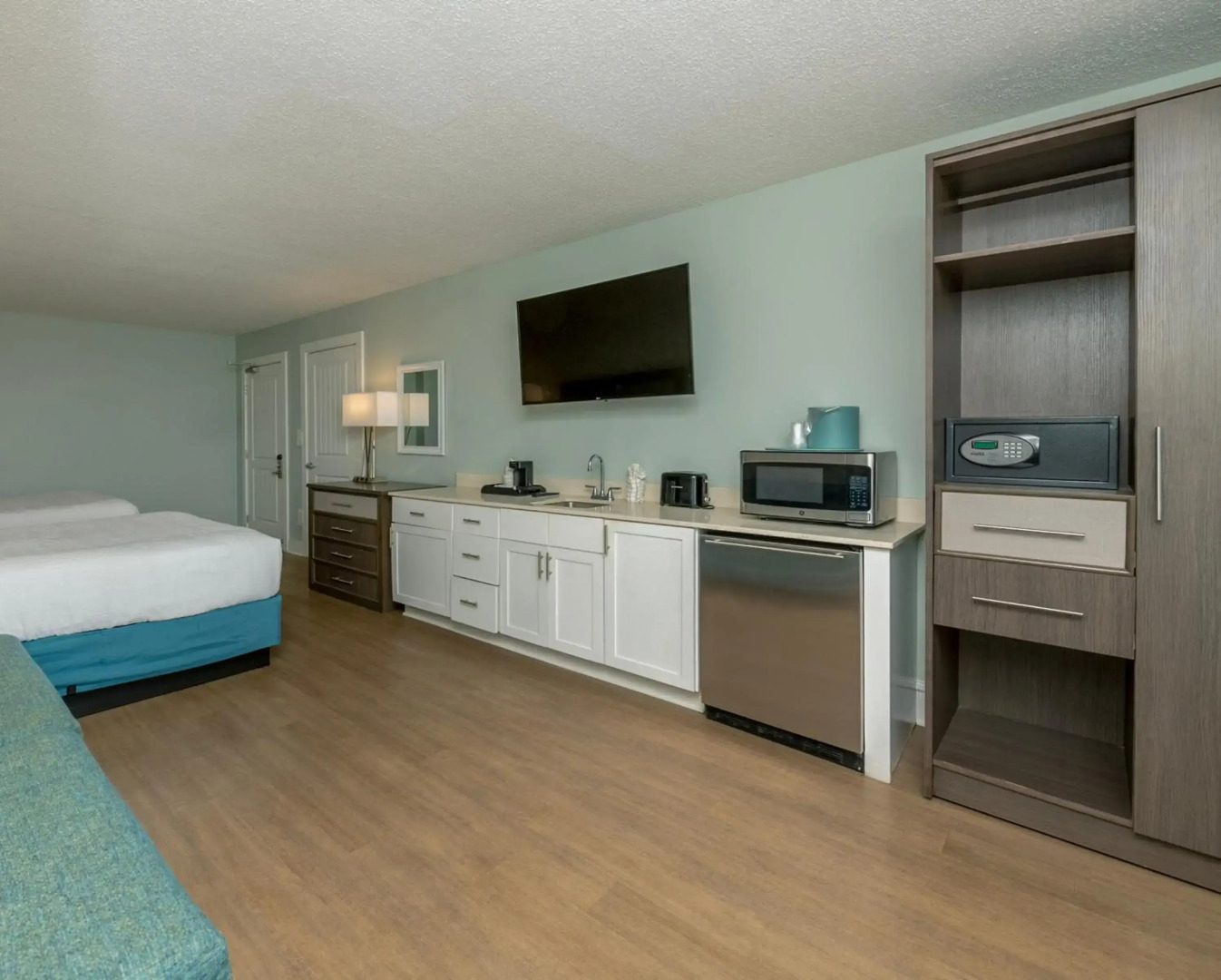 Commander Hotel & Suites