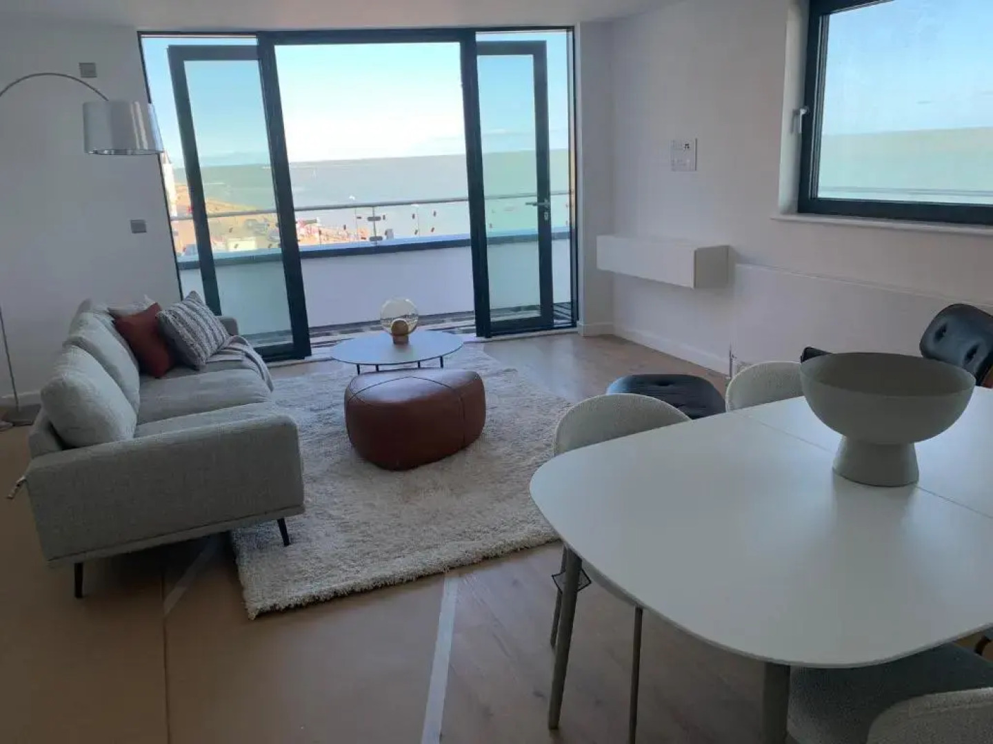 Gorgeous 2 Bed Apartment with Stunning Sea Views with Free Parking and Fast Internet