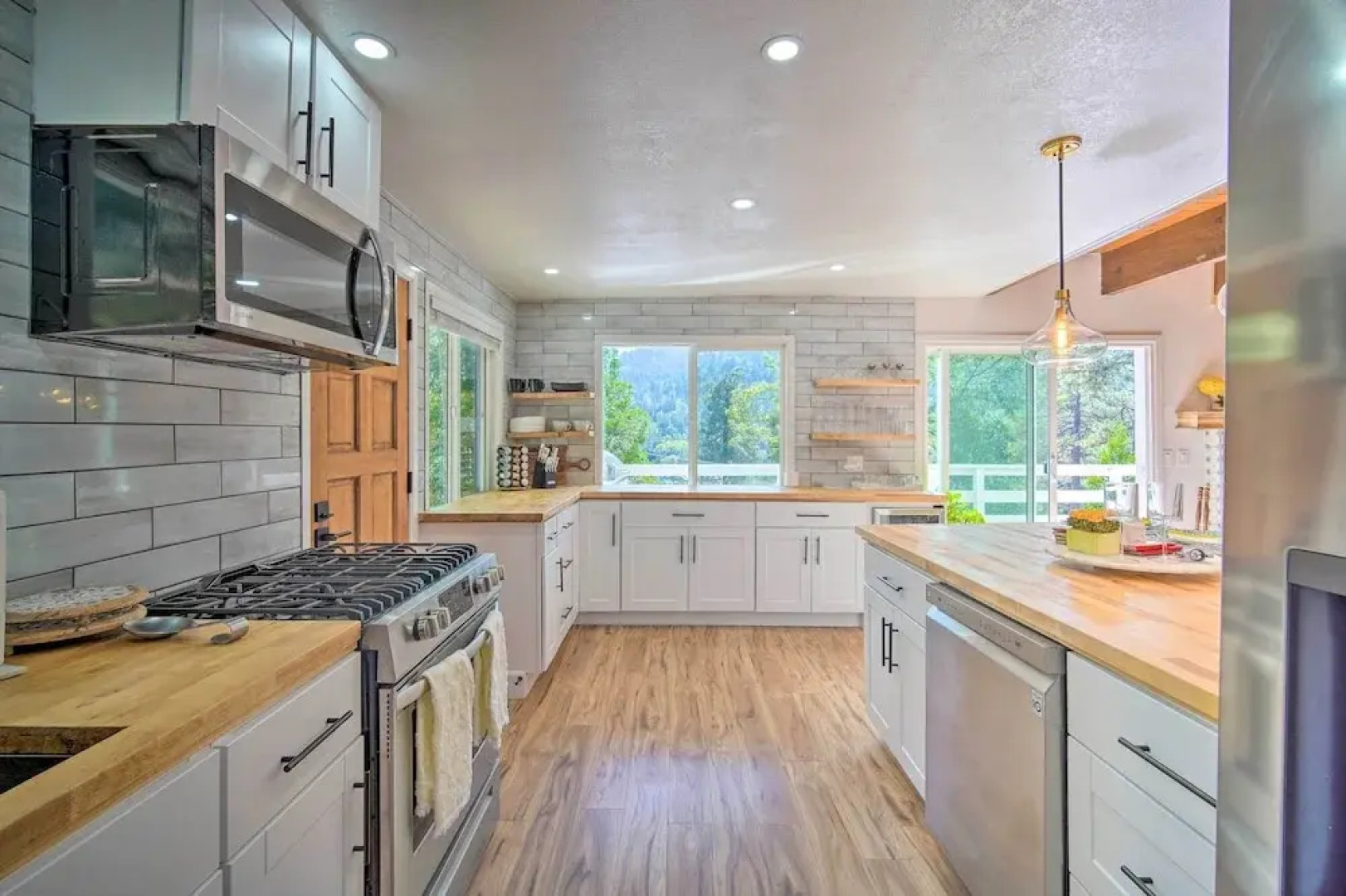 Picturesque Cabin: 2 Balconies, Walk to Lake!