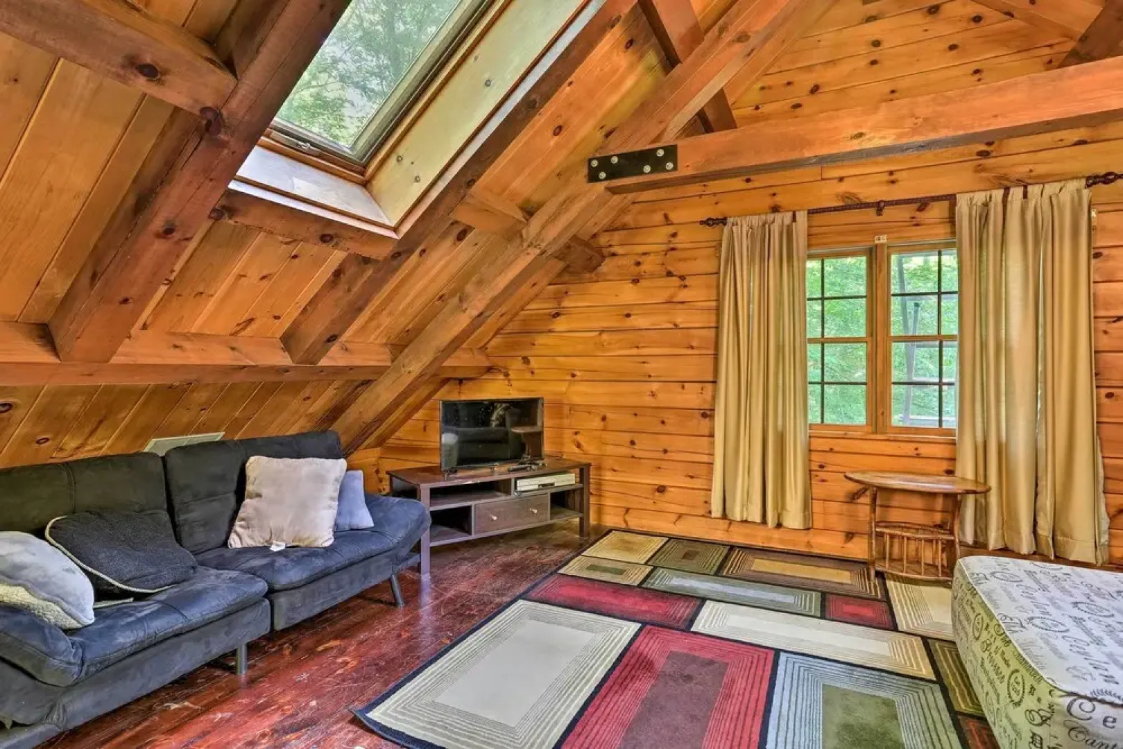 Spacious Cabin, 1 Block to Locust Lake Beach!