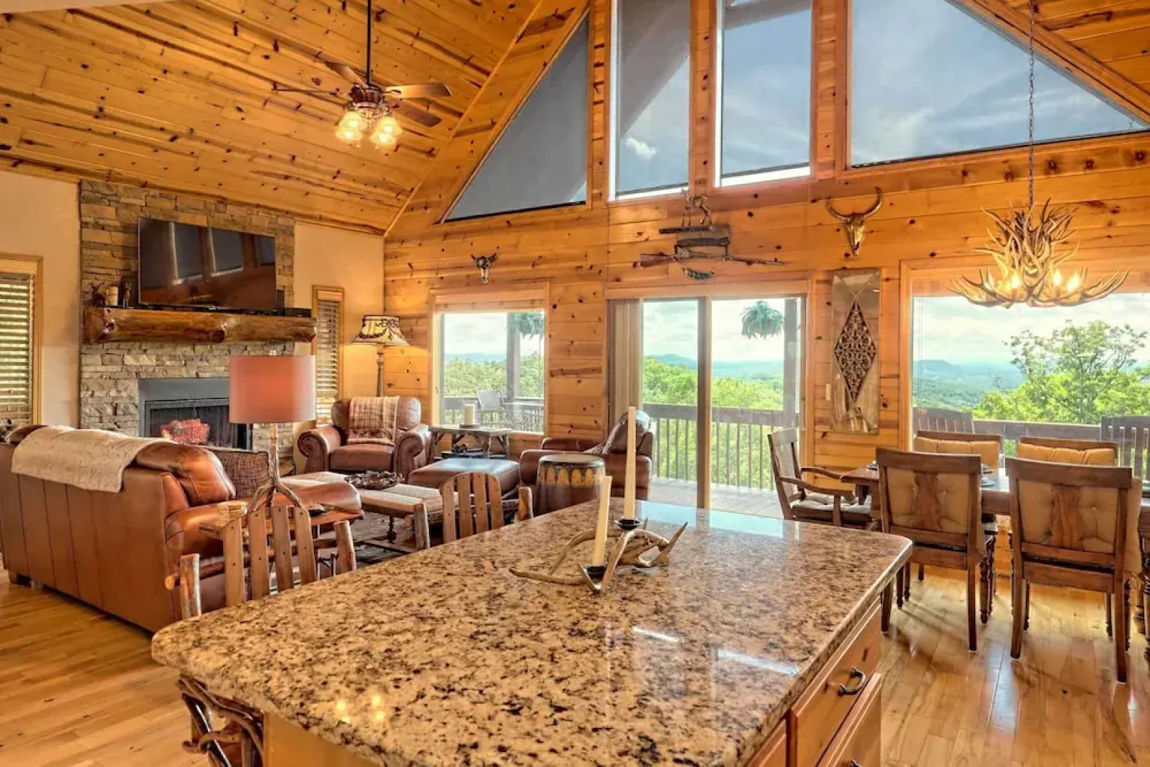 Spacious 'eagle's View' Luxury Cabin w/ Views