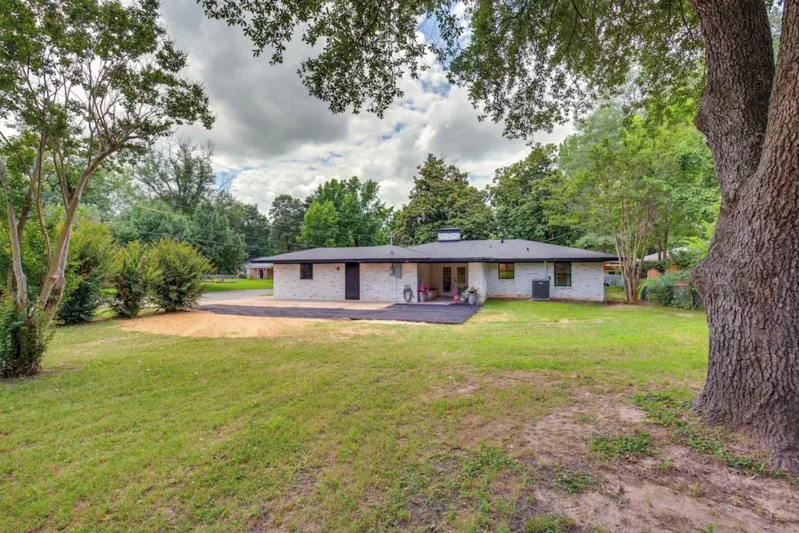 Away in Paris Retreat w/ Workspace, 2 Mi to Dtwn