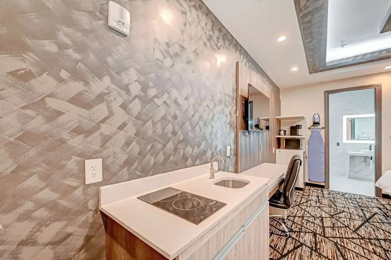 Comfeeni Inn and Suites