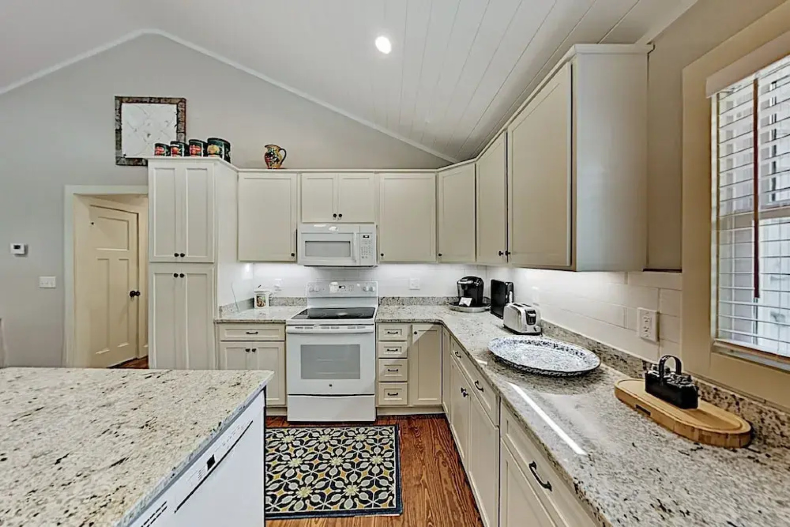 Charming Getaway W/ Luxe Interior & Screened Patio 2 Bedroom Cottage