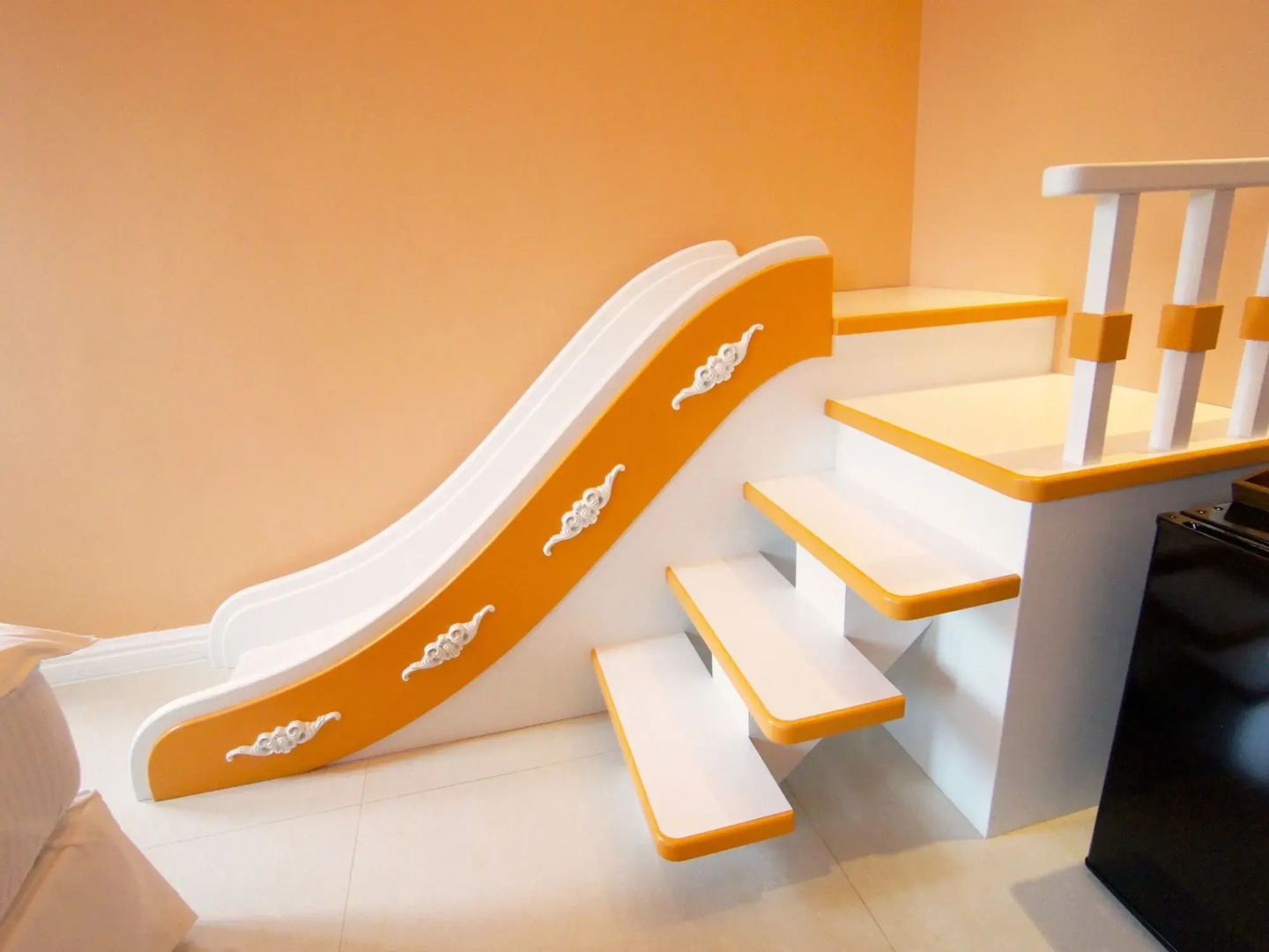 Dancing Butterfly Slide Family Inn