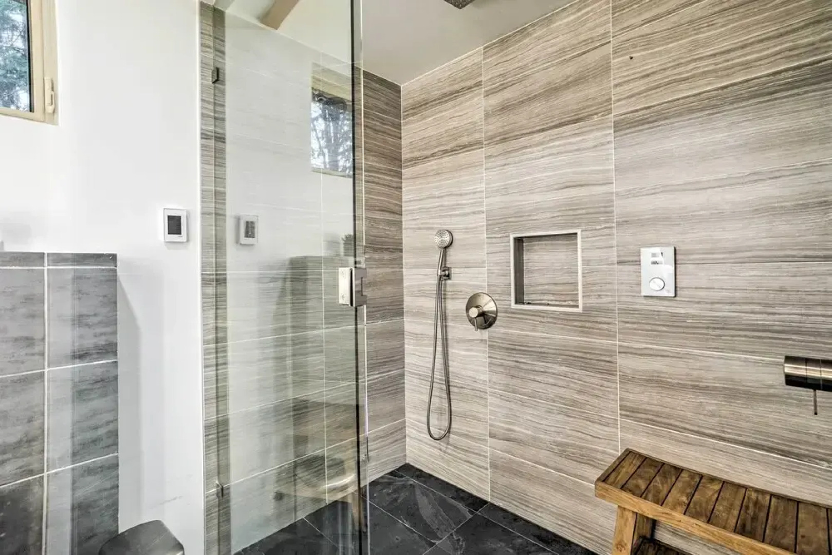 Gold Bar Cabin on Skykomish River: Heated Swim Spa