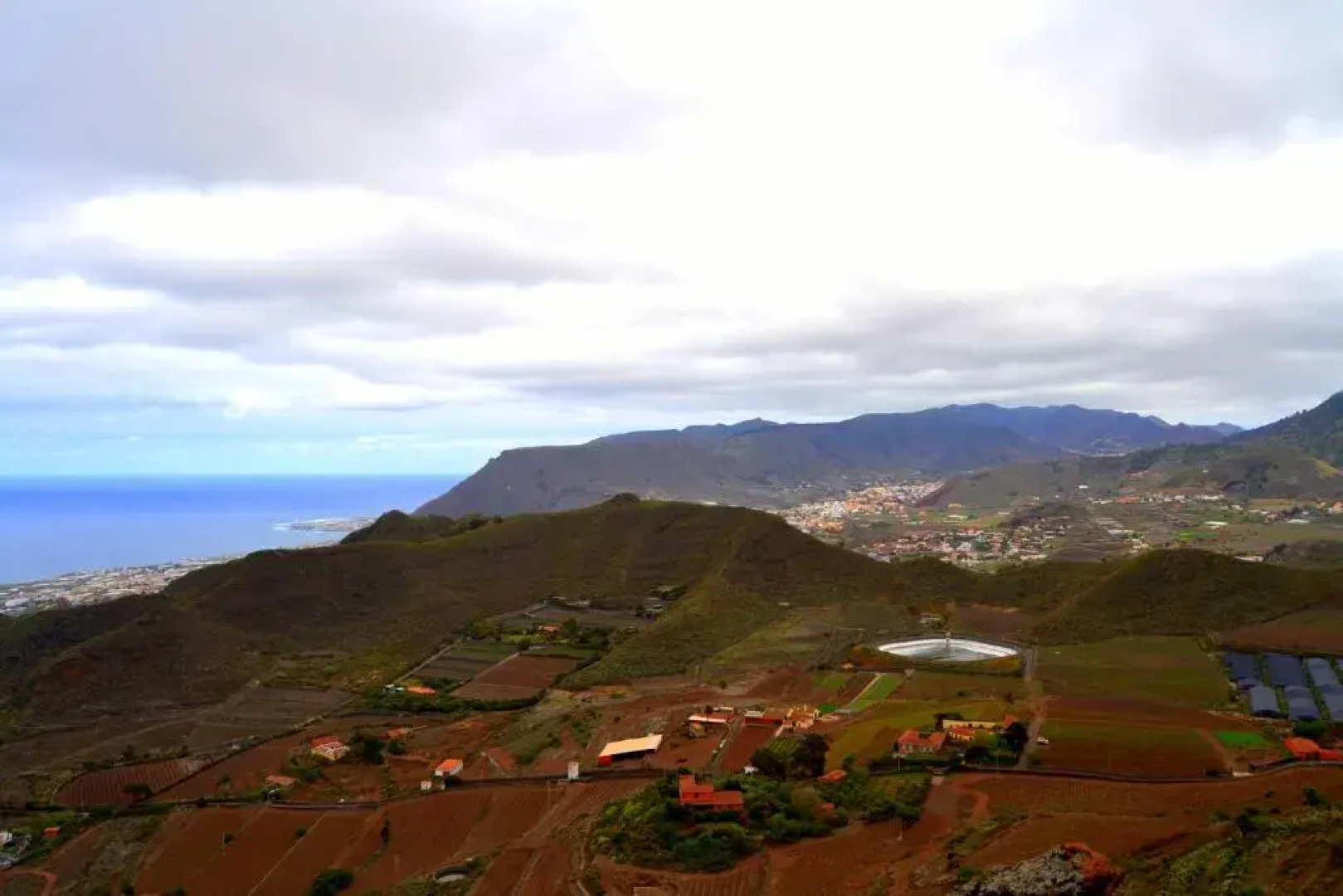 Valle, montañas y mar cristalino