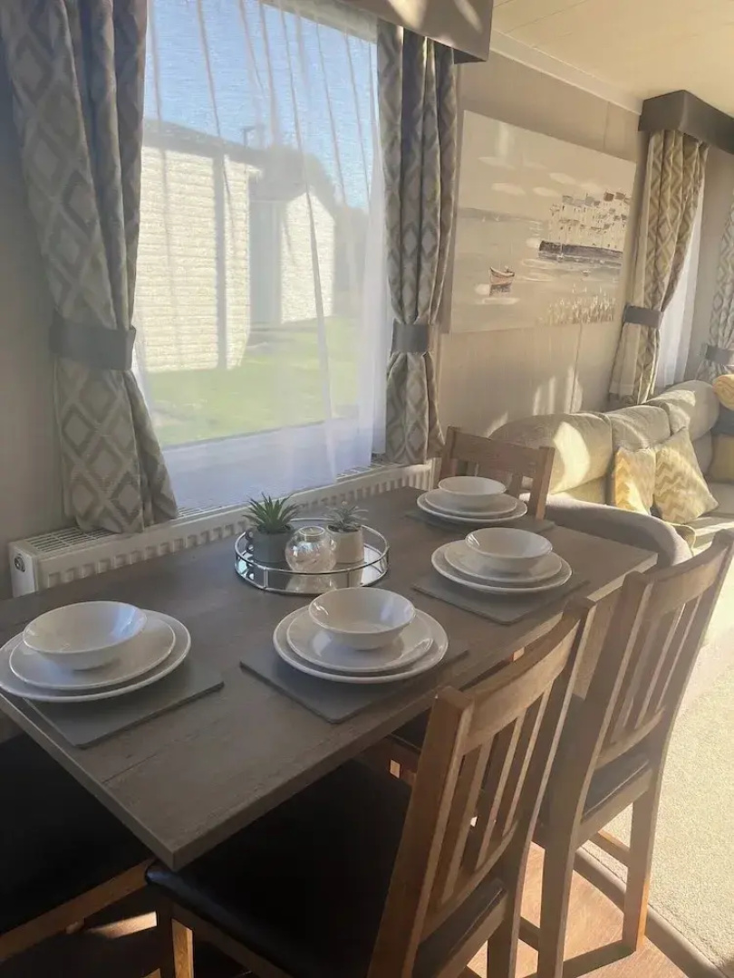 2-bed Cabin, Sleeps 4 in Cayton Bay