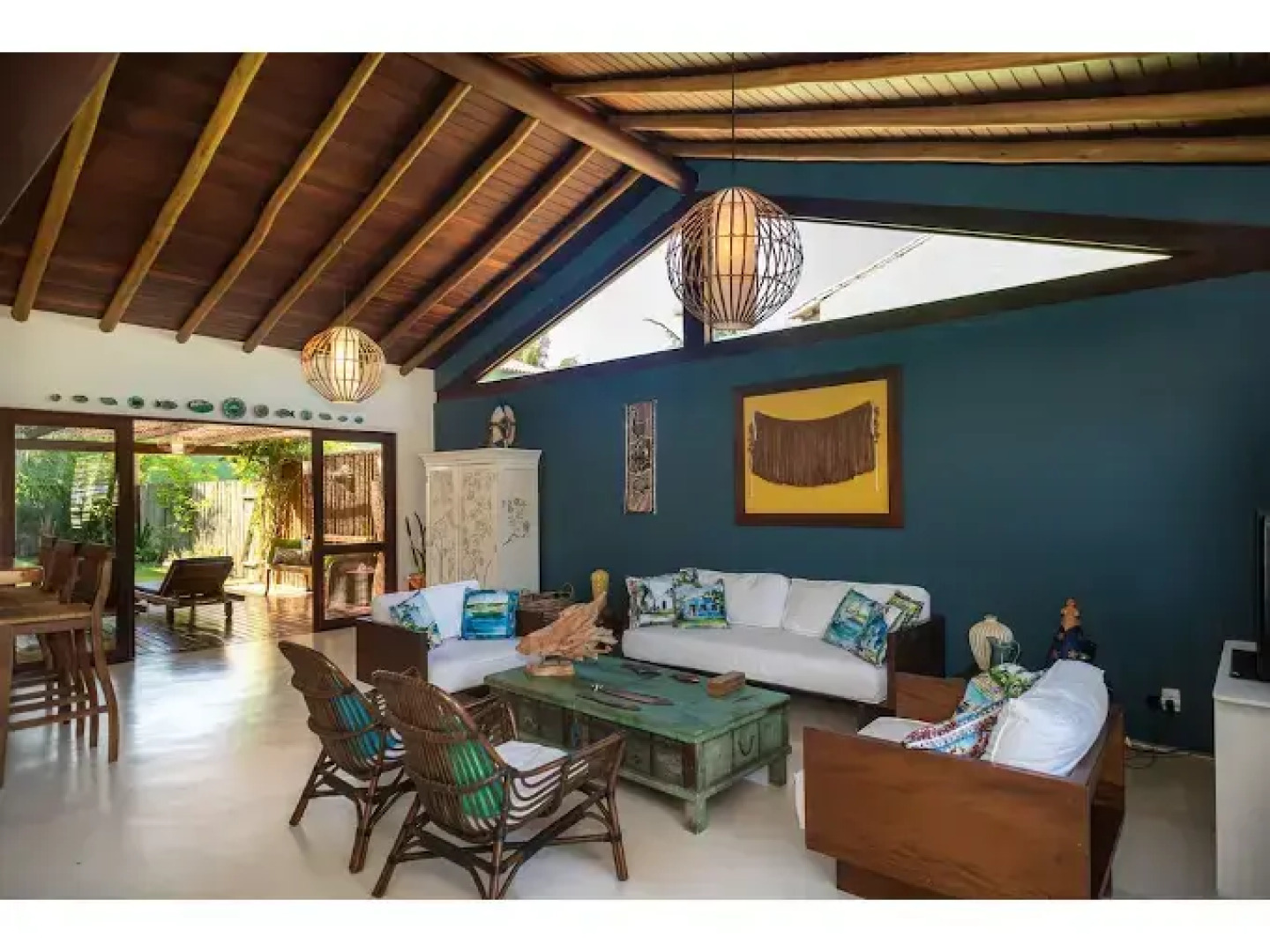 Vila do Outeiro em frente a praça da igreja