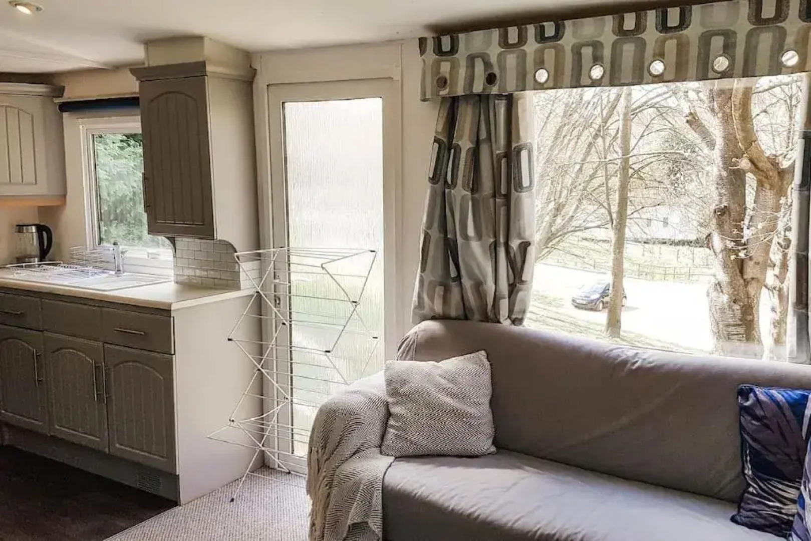 3 Bedroom Caravan with On-Site Pool, Island View 6