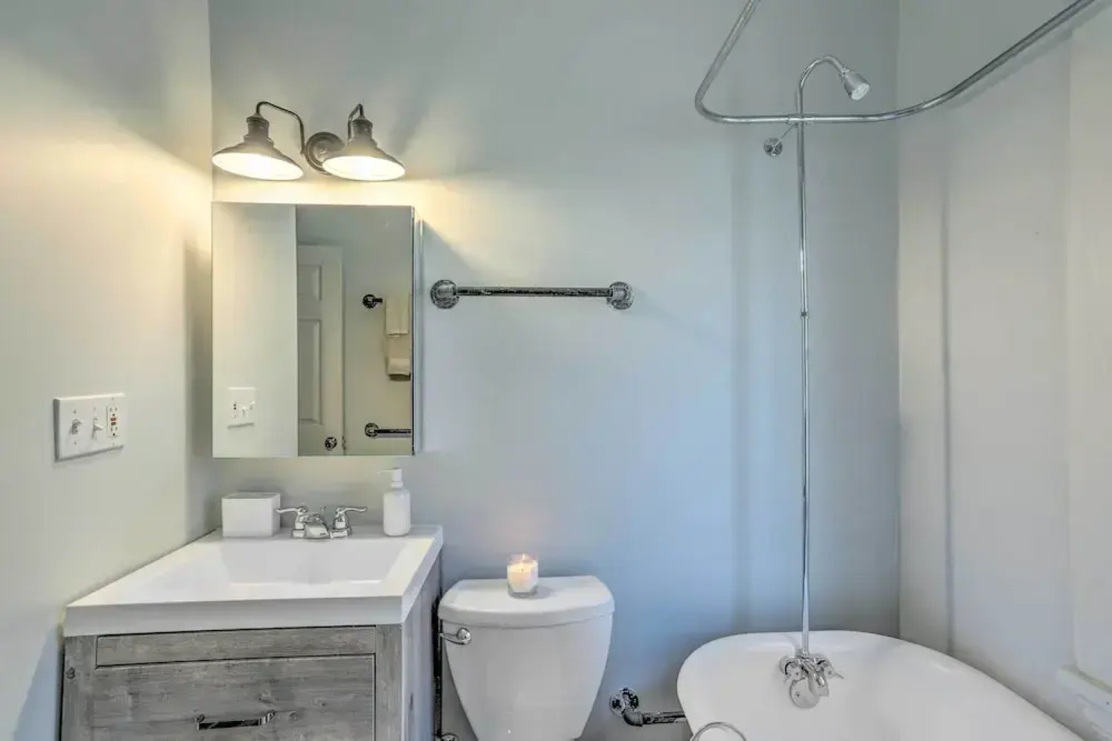 3 Mi to Dtwn: Walkable Apt in Cleveland!