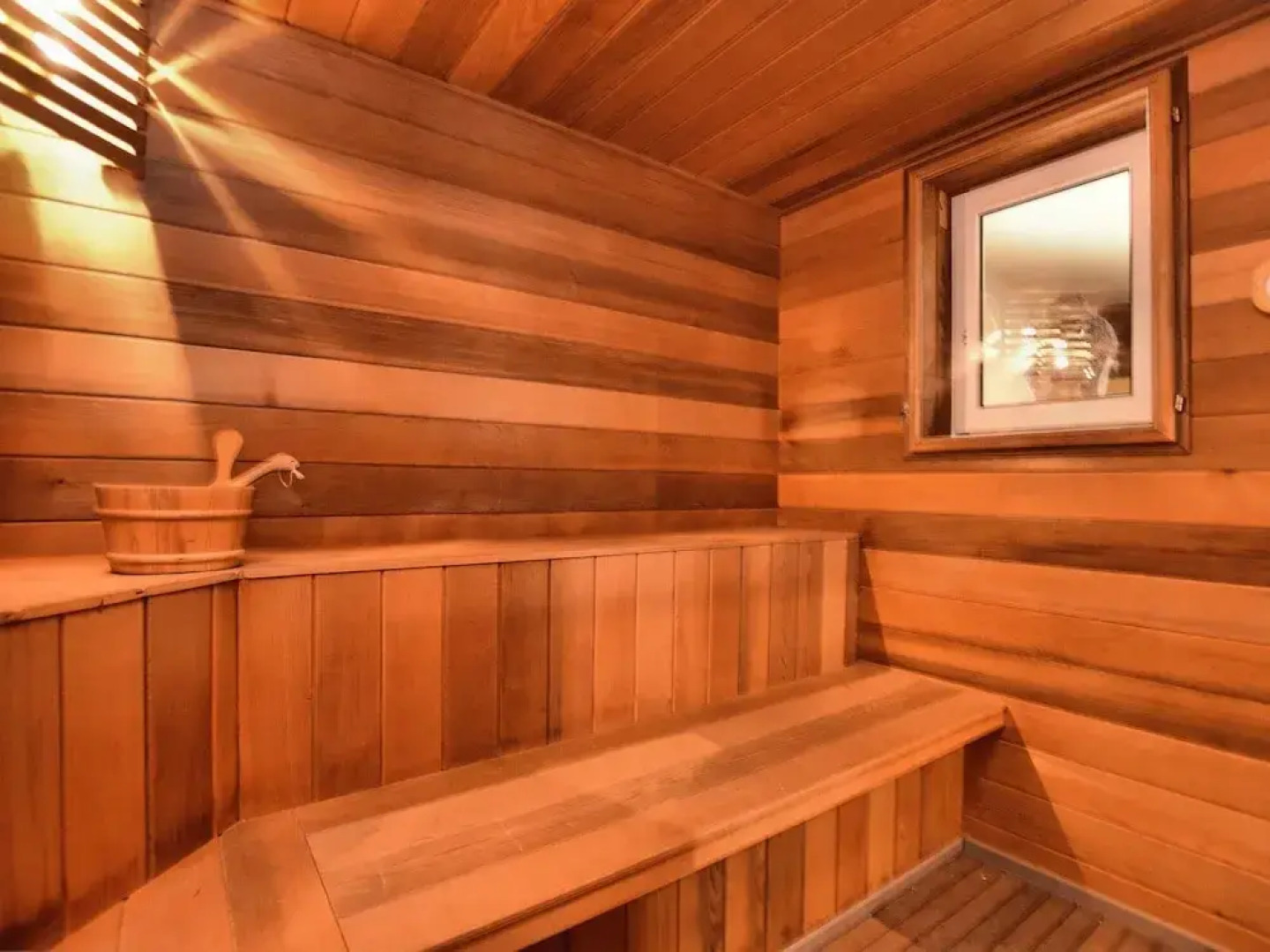 Beautiful, Luxury Home with Sauna, Hot Tub, Private Bathrooms