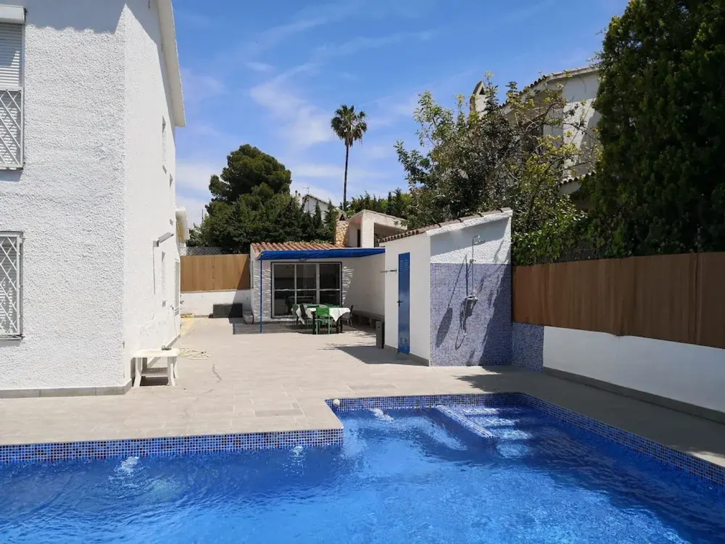 Villa con gran piscina en zona residencial