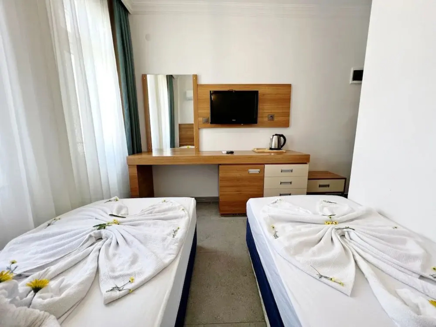 Akin Apart and Hotel