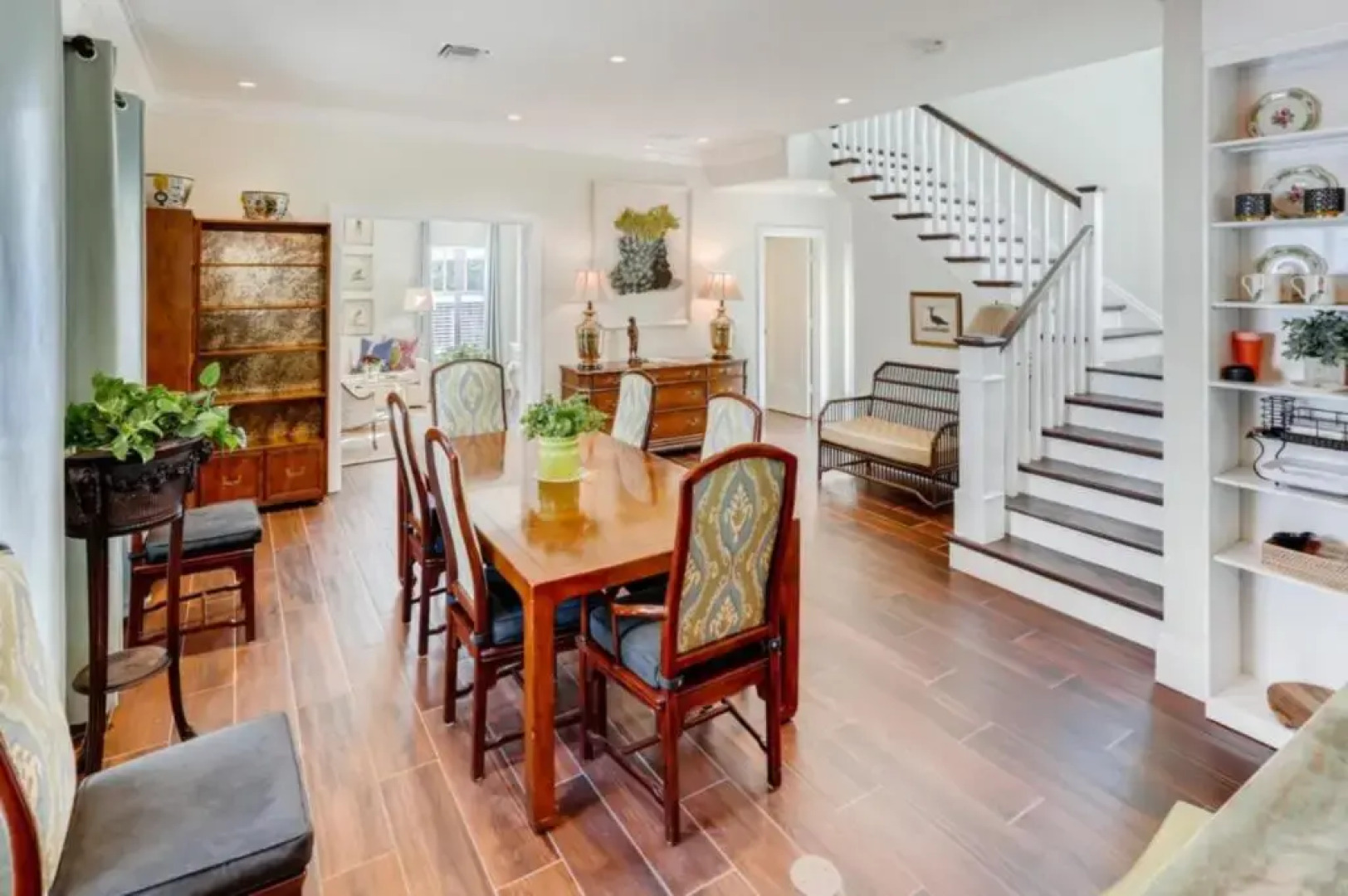 Pink House Modern 3bd 3ba Parking and Porch