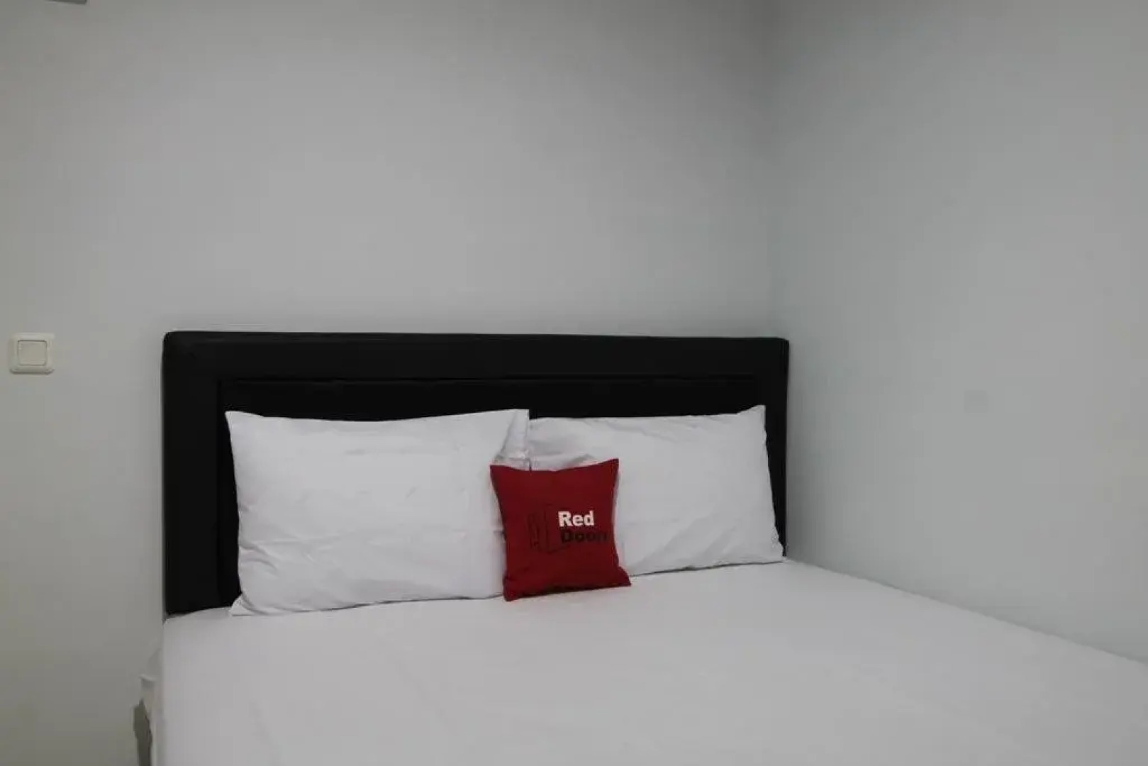 RedDoorz near Lippo Village 3