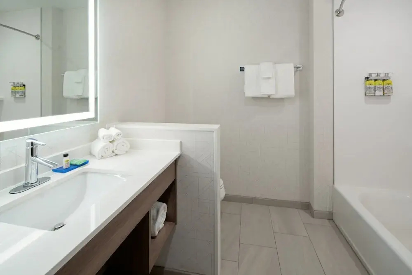 Holiday Inn Express & Suites Palm Desert - Millennium