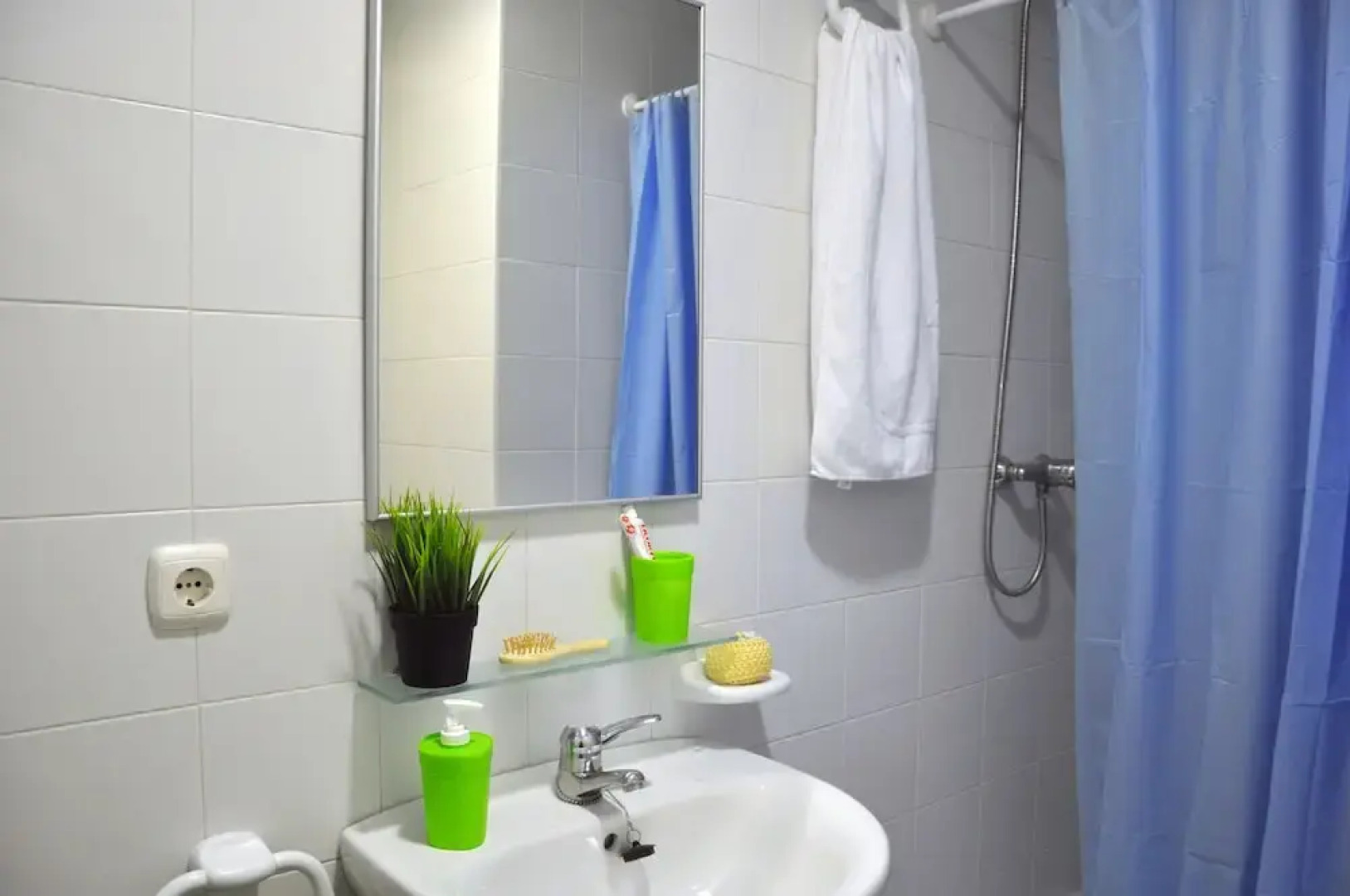 Residencia Universitaria Resa Tomás Alfaro Fournier - Centro Adscrito a REAJ - Campus Accomodation