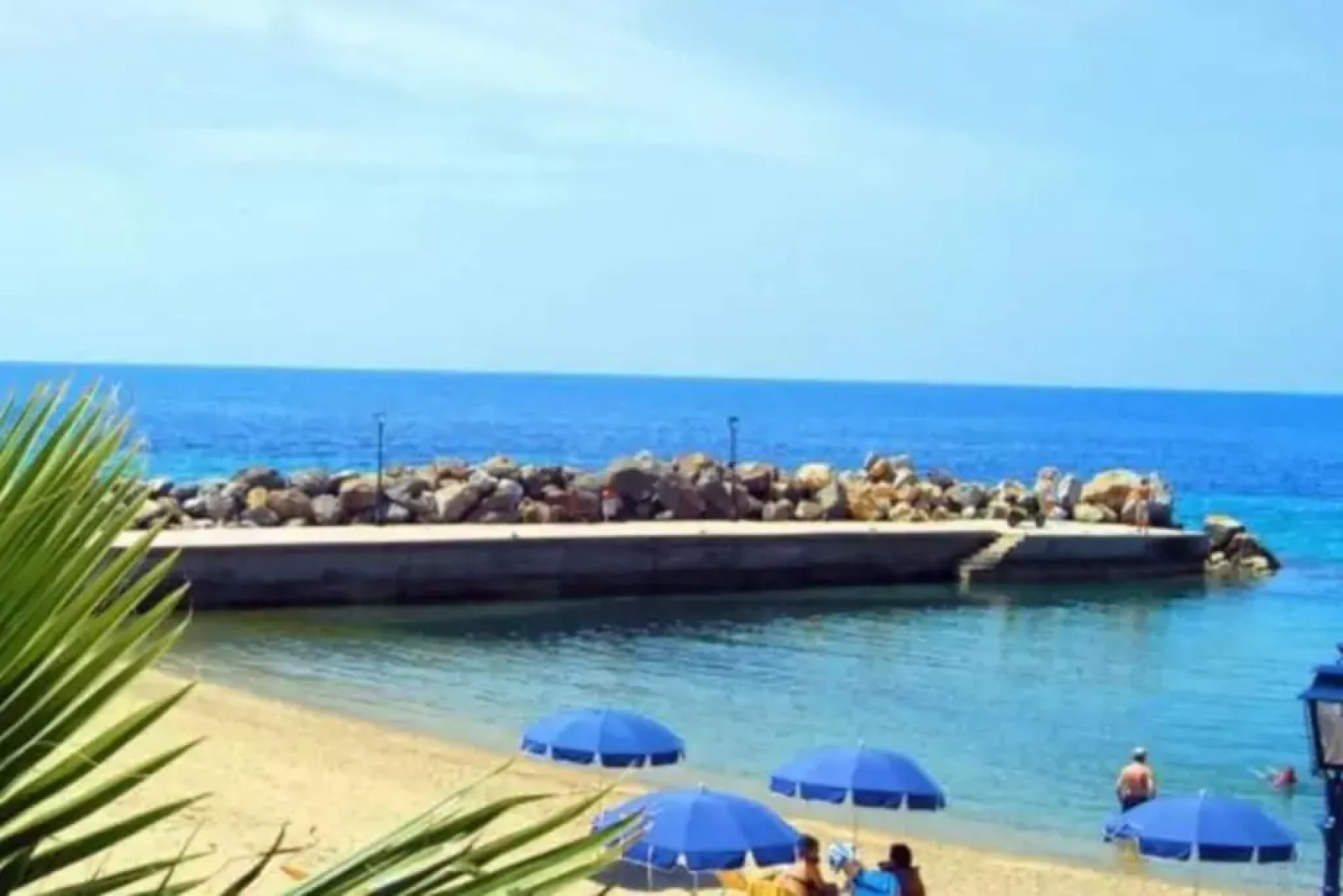 35 m from the beach, amazing seaview, Chalkidiki, Loutra Agias Paraskevis , Evdiriadis Luxury Apartment , you can see it on youtube if you type the name Evdiriadis