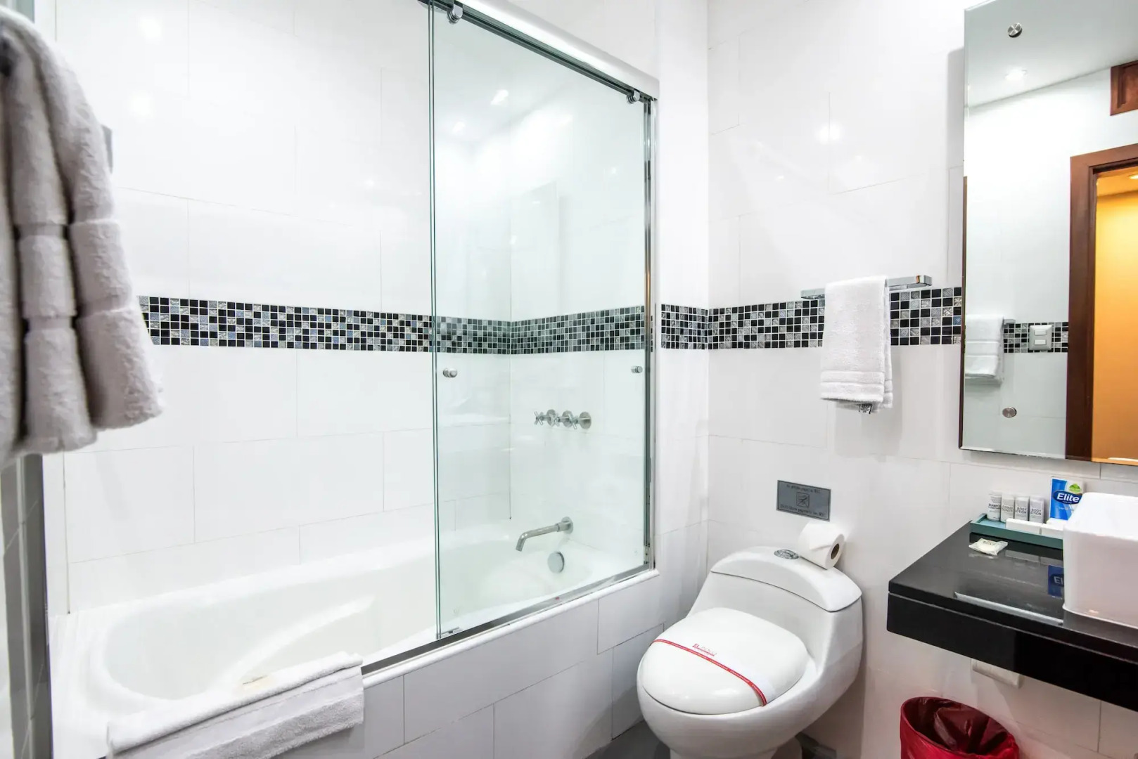El Polo Hotel & Suites