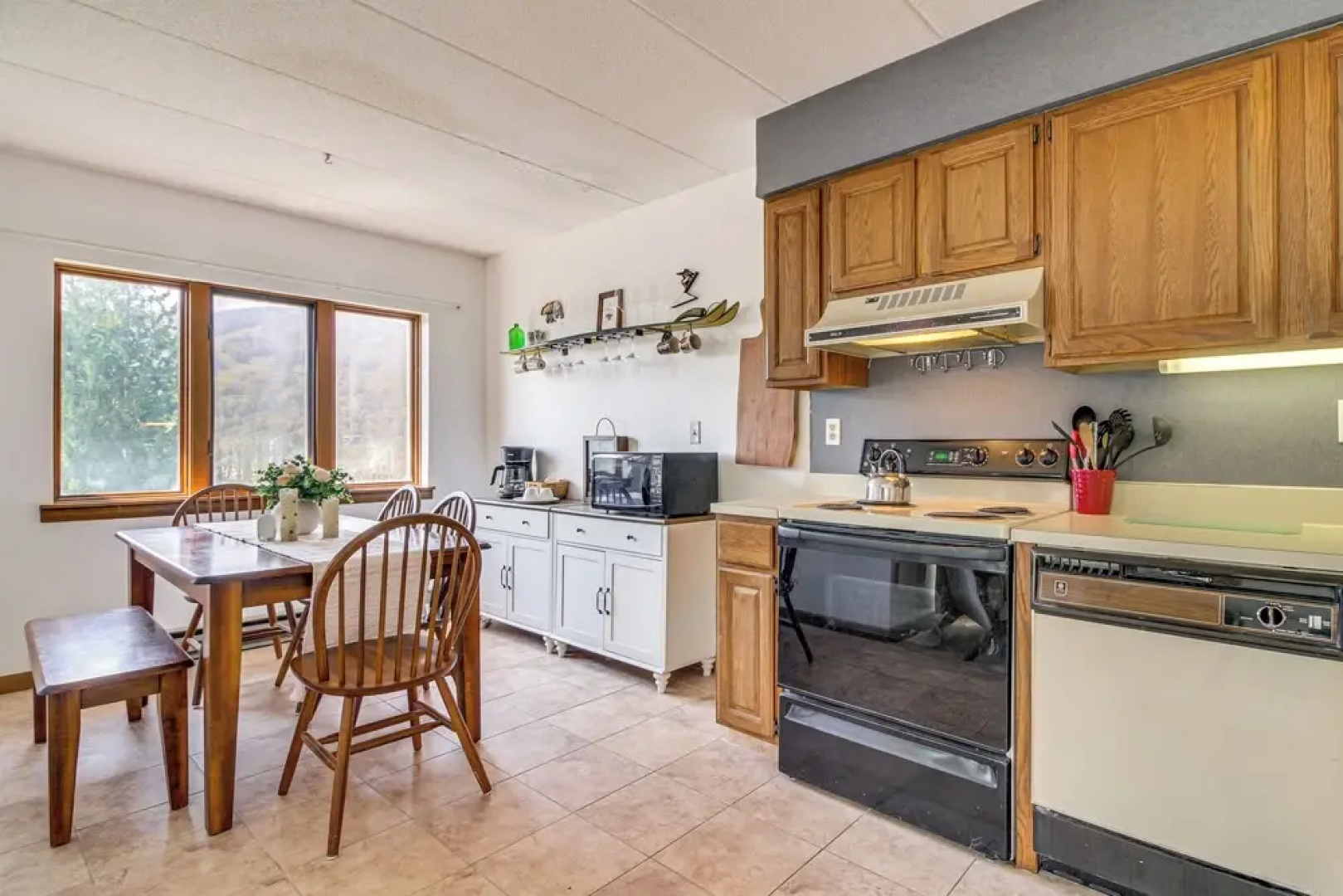 'bearfoot Apres' Mtn-view Condo < 1 Mi to Mt Snow!