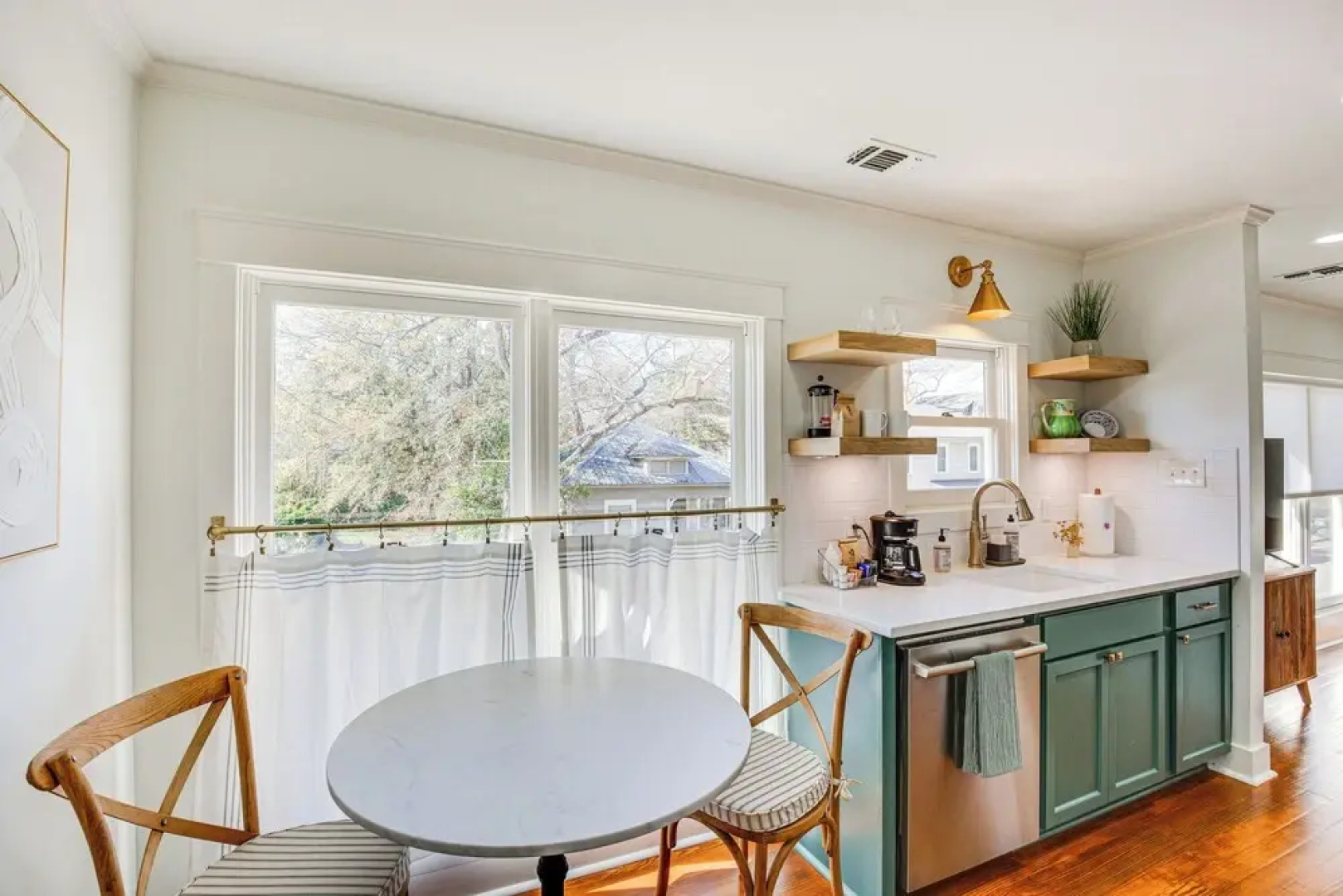 2 Mi to Tyler Rose Garden: Vibrant Apartment!
