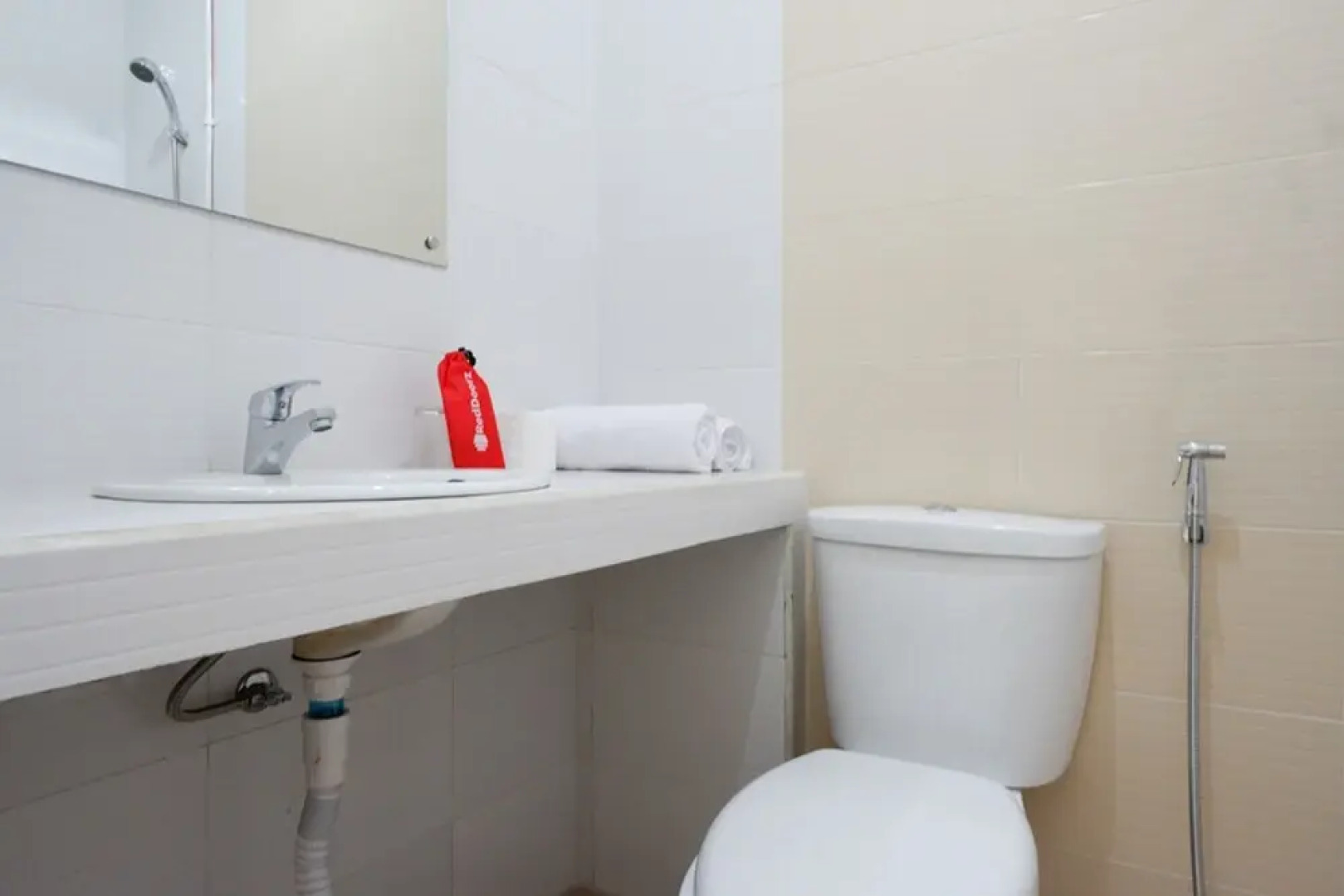 Rich Hotel by RedDoorz