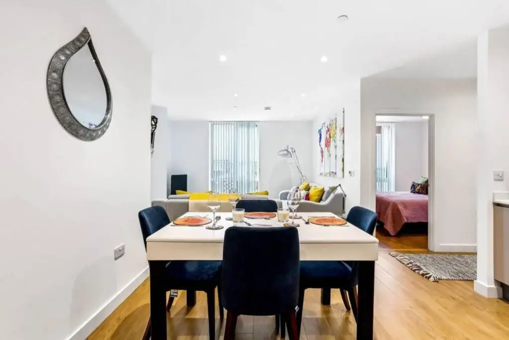 Stunning 2 Bed/2 Bath In Town Centre & Parking!