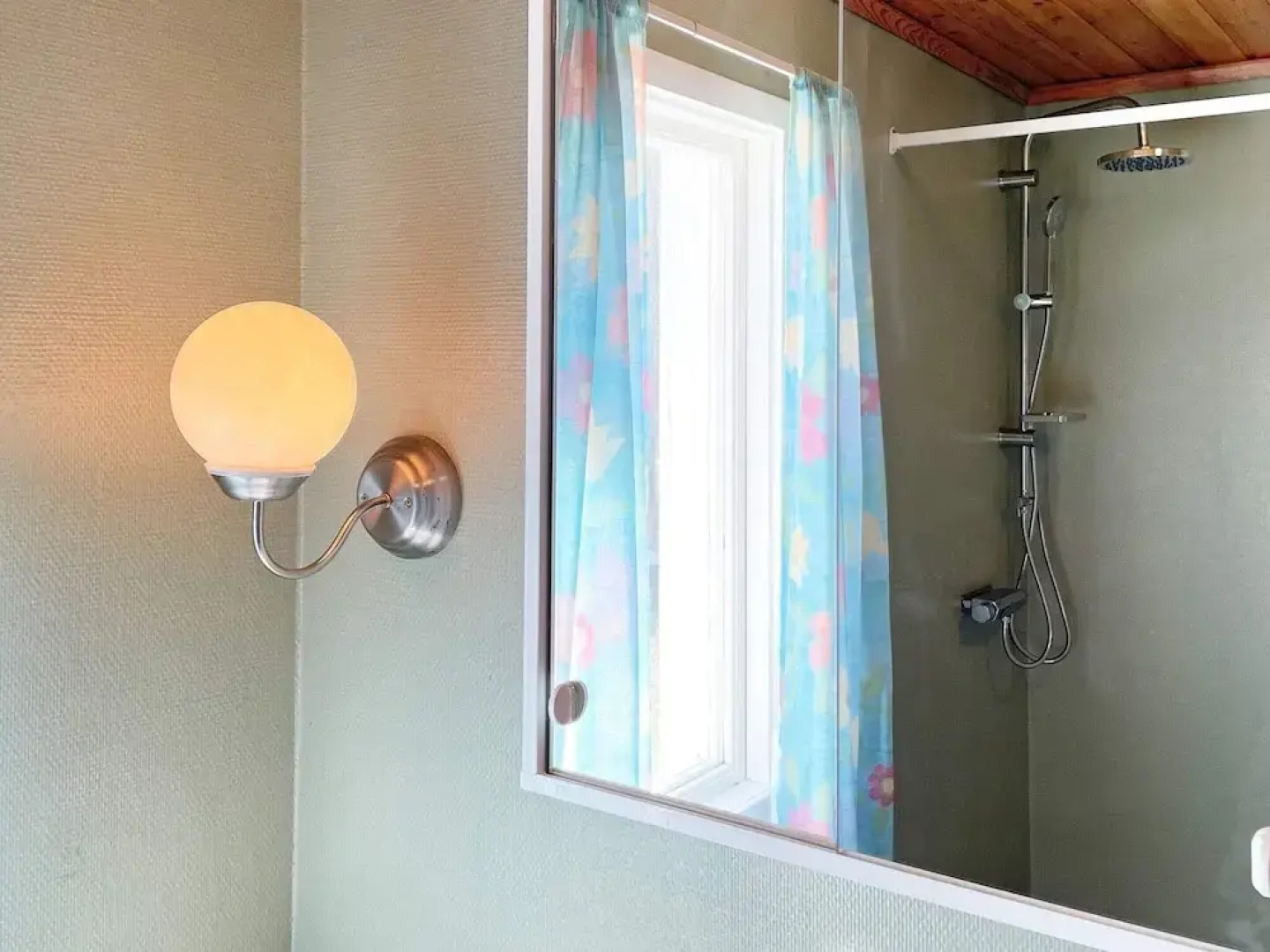 Lakefront Cottage in Torsebo