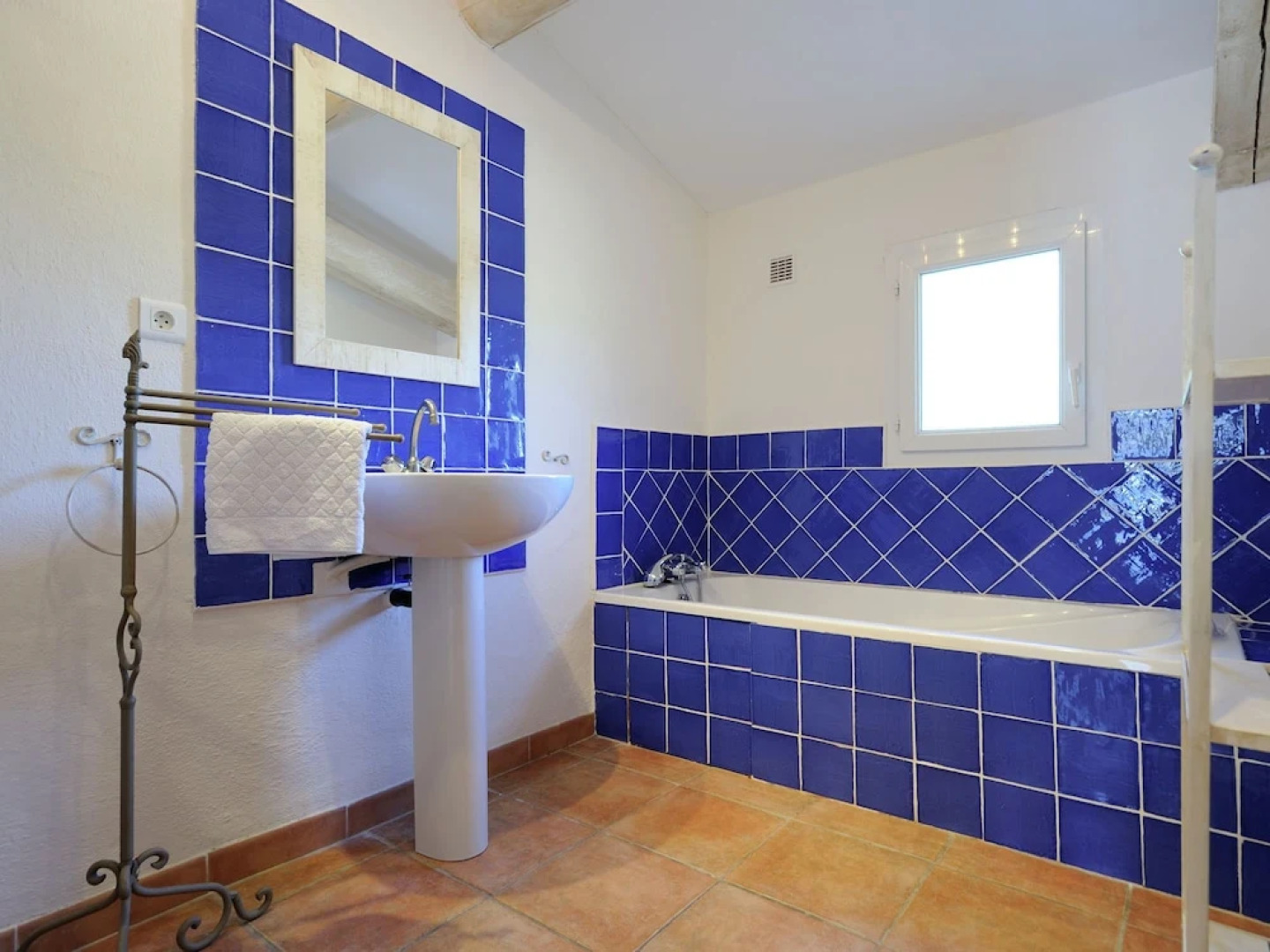 Tastefully Furnished Villa With Fenced Private Pool, 9 km From Vaison-la-romaine