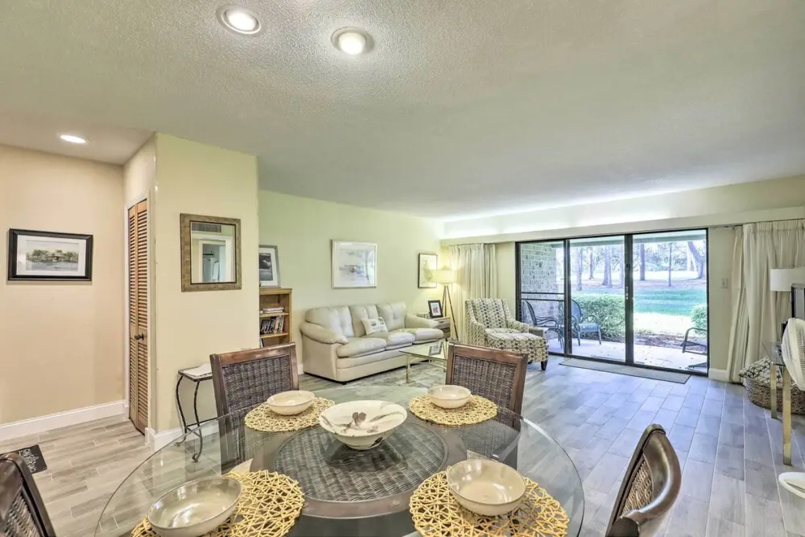 Large Tampa-area Condo - 15 Mi Clearwater Beach!