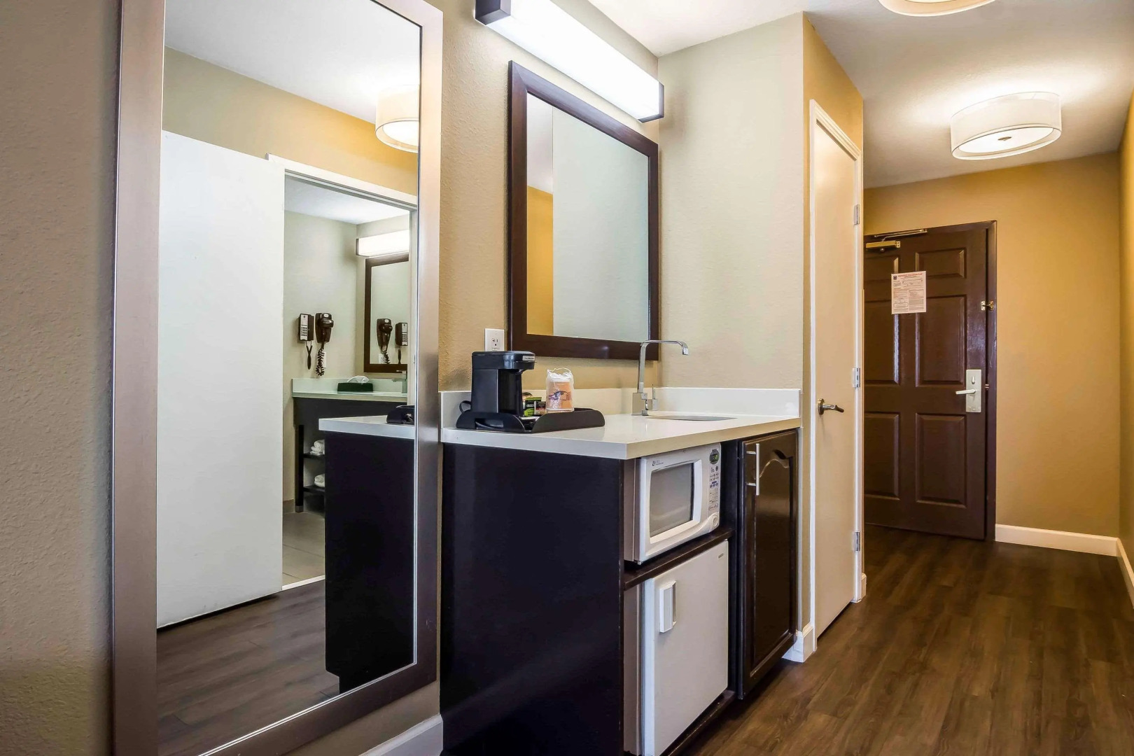 Comfort Inn & Suites near Six Flags