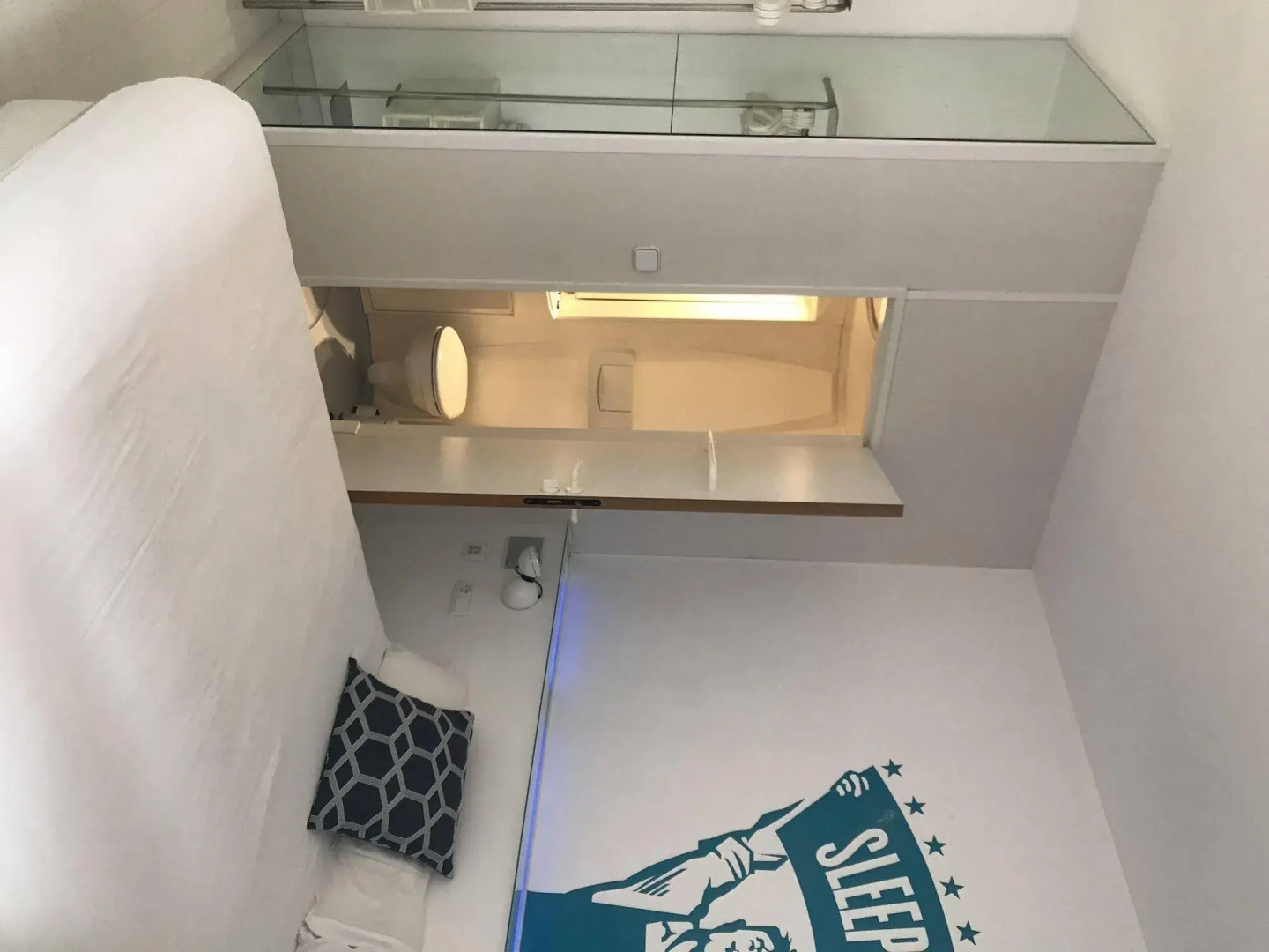 Chic & Basic Tallers Hostal