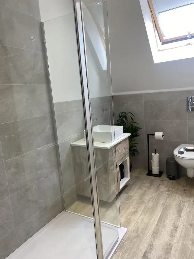 Bright & Spacious, Central for Airport and Glasgow