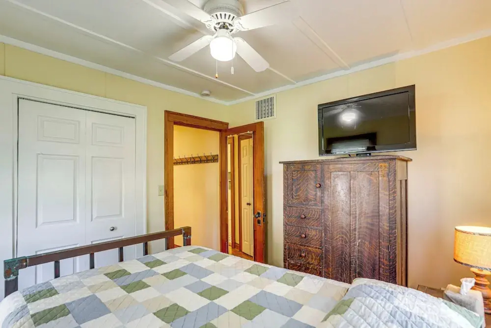 Walk to Private Beach: Lake Erie Retreat w/ Yard!