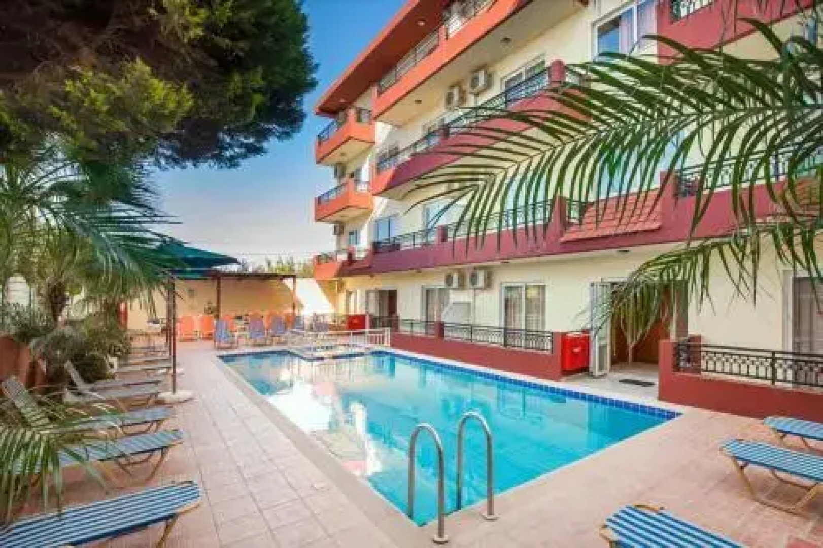 Denphill Apartments & Hotel
