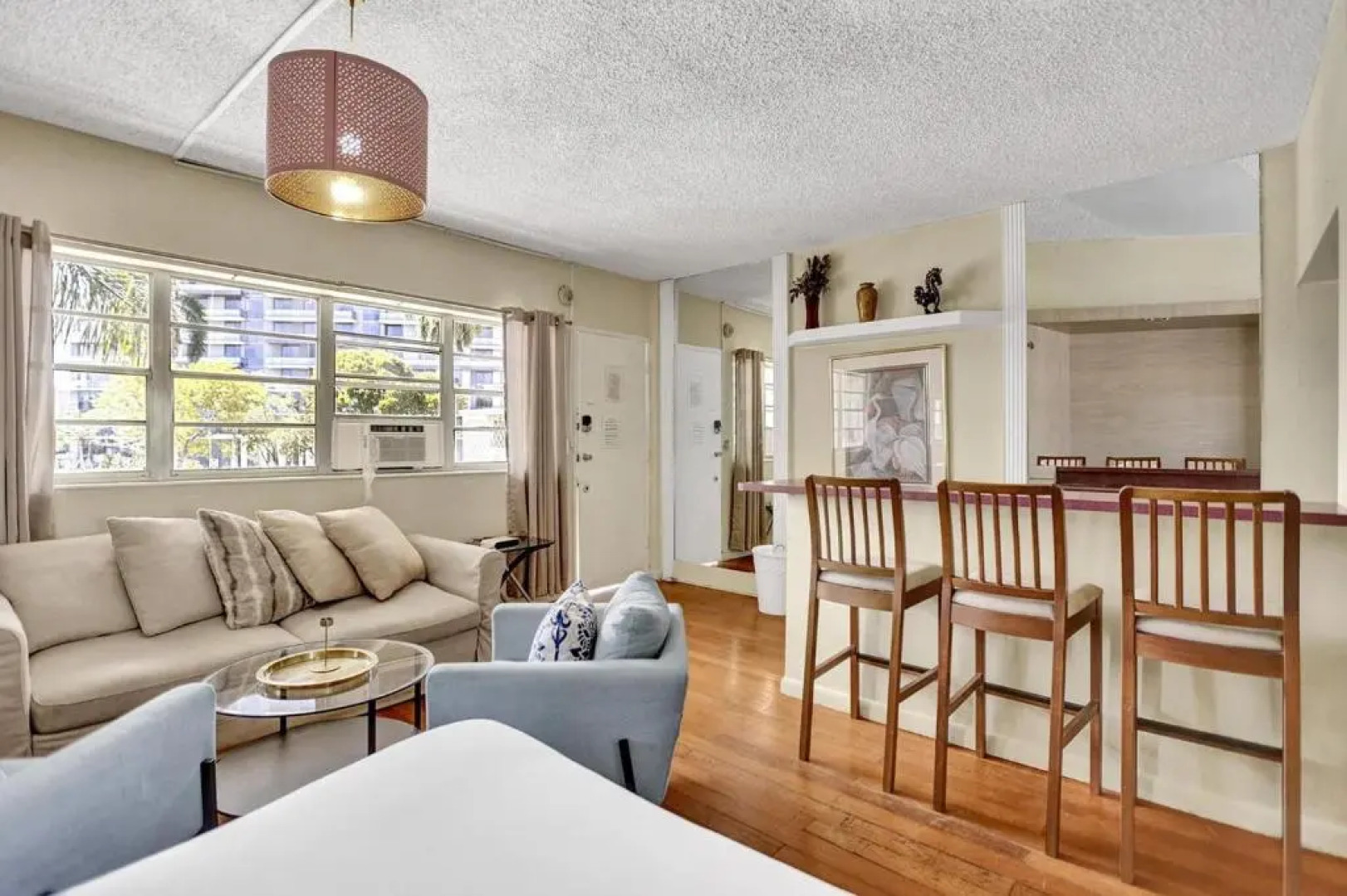 1BR1BATH GORGEOUS HALLANDALE BEACH with POOL and FREE PARKING