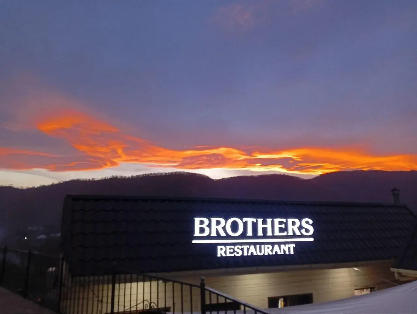 Коттеджи на Крепости семи братьев и одной сестры в Хучни