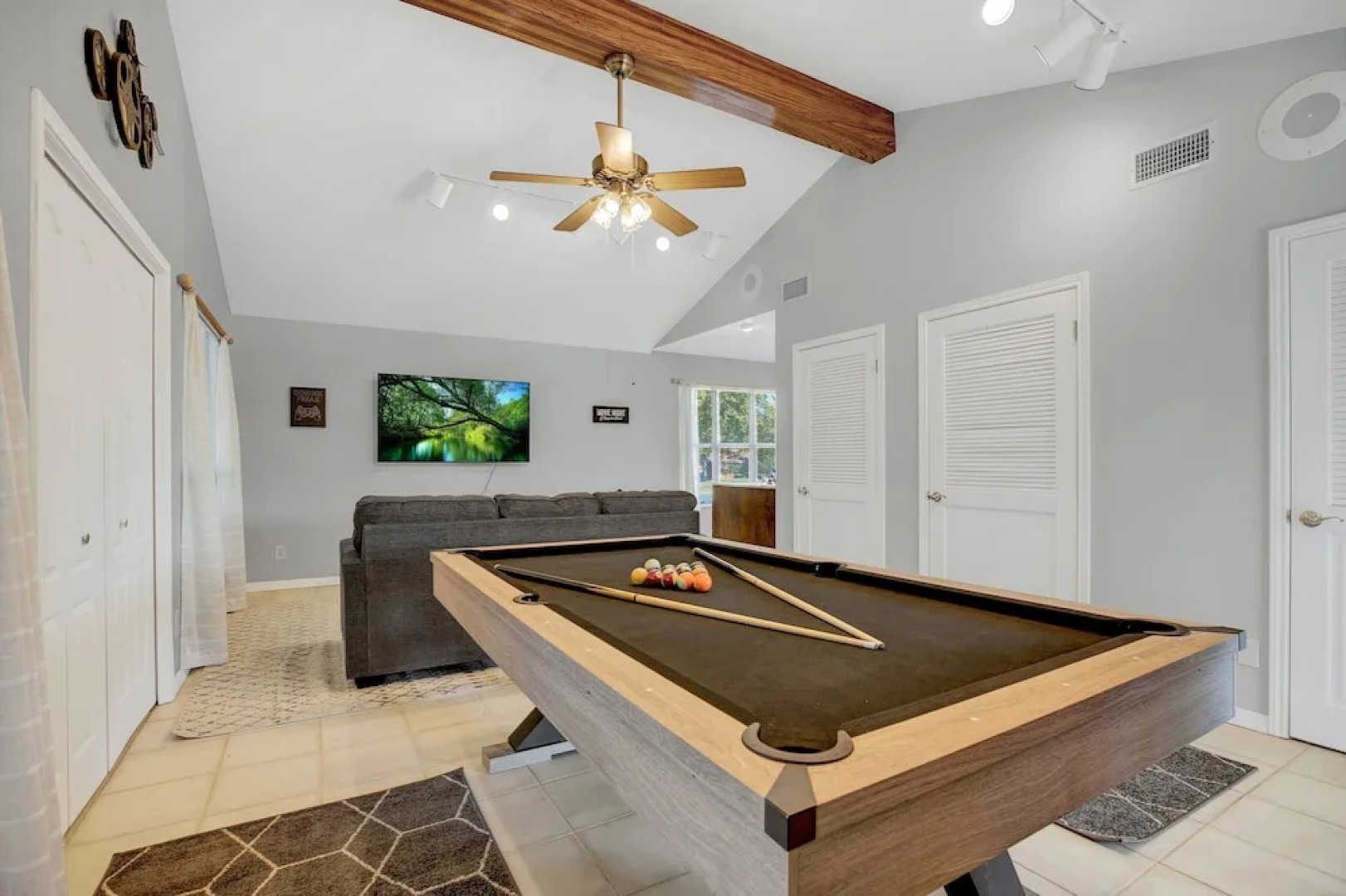 Huge Luxury Home Hot Tub and Sauna 2 mi to Dwntn