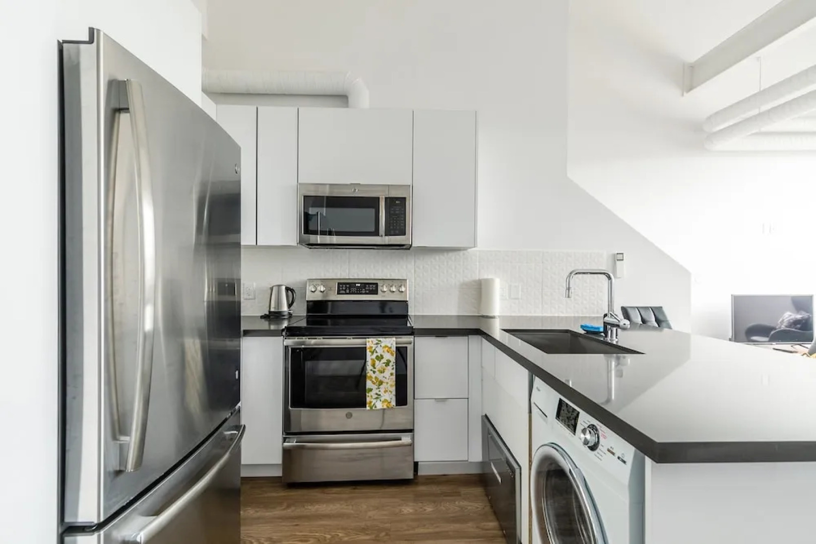 GLOBALSTAY. Dundurn LOFTS. Free parking