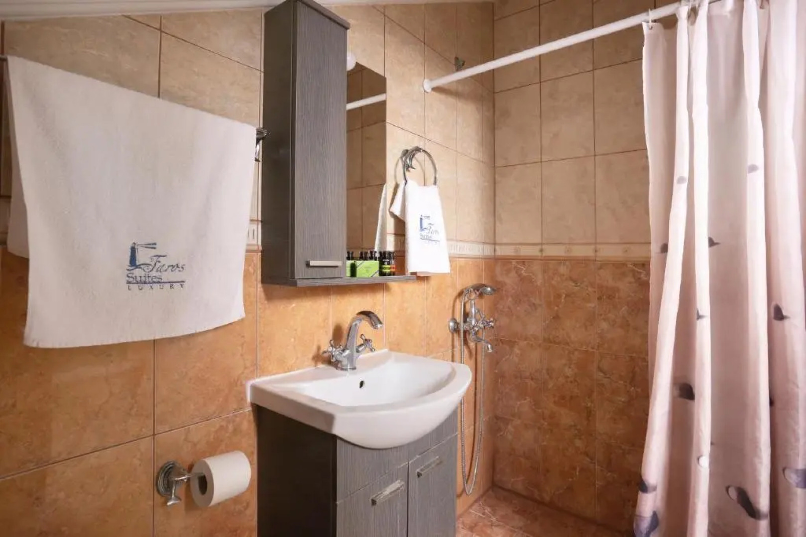 Faros Luxury Suites & Restaurant