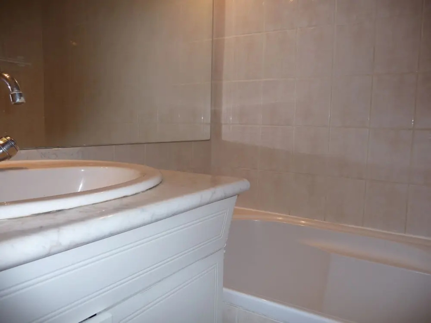 Attractive Holiday Home in Céreste With Swimming Pool