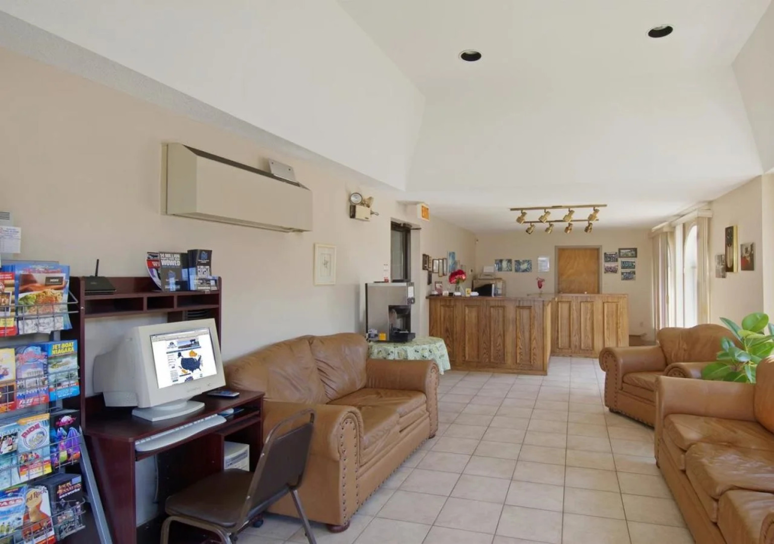 Super 8 by Wyndham Niagara Falls by the Falls