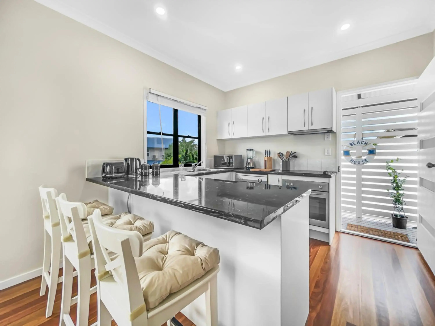 Beachside Serenity Apartment