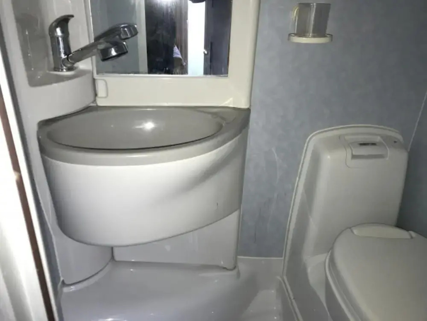 Stayzo Quiet Countryside Setting - Caravan View With Free Wi-fi in the Chiltern Hills