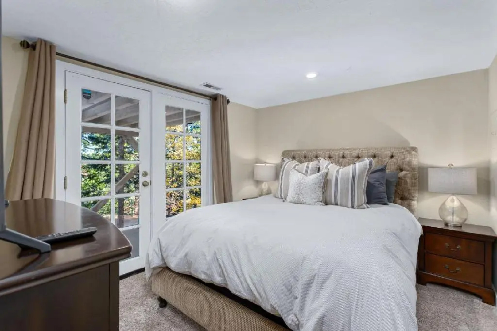 Spectacular Lake View, Luxe 3 Level Home, 1750 sqft, AC, Dogs, Walk to Village