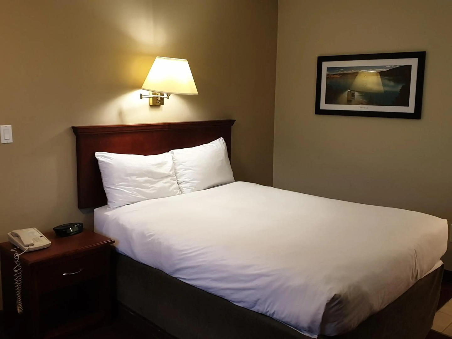 Riverland Inn & Suites