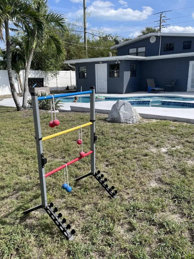 Kiss the Wave - Spacious 4BR 3BA w Pool hot tub