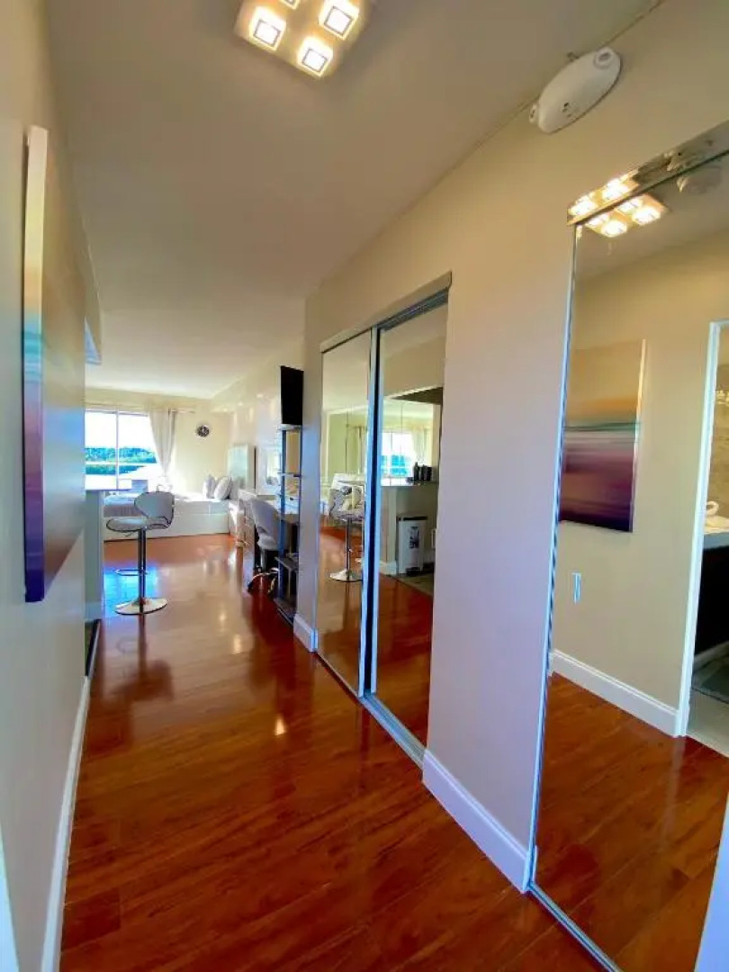 Modern waterfront apartment with pool and free parking 5 mins drive to Miami Beach